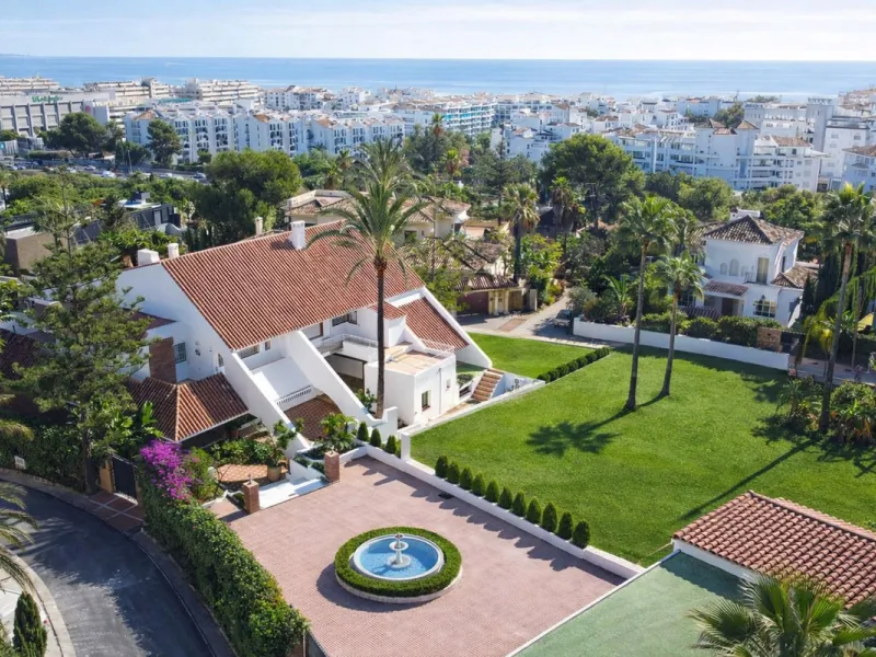 Elegant Marbella Estate on a Prime and Rare Plot — 800 meters Walking Distance to Puerto Banús. Unique Development Opportunity — 4,205m² Plot with Potential for Up to 4 Villas, or Plans for one large villa and separate Guest House, or to knock down and bu