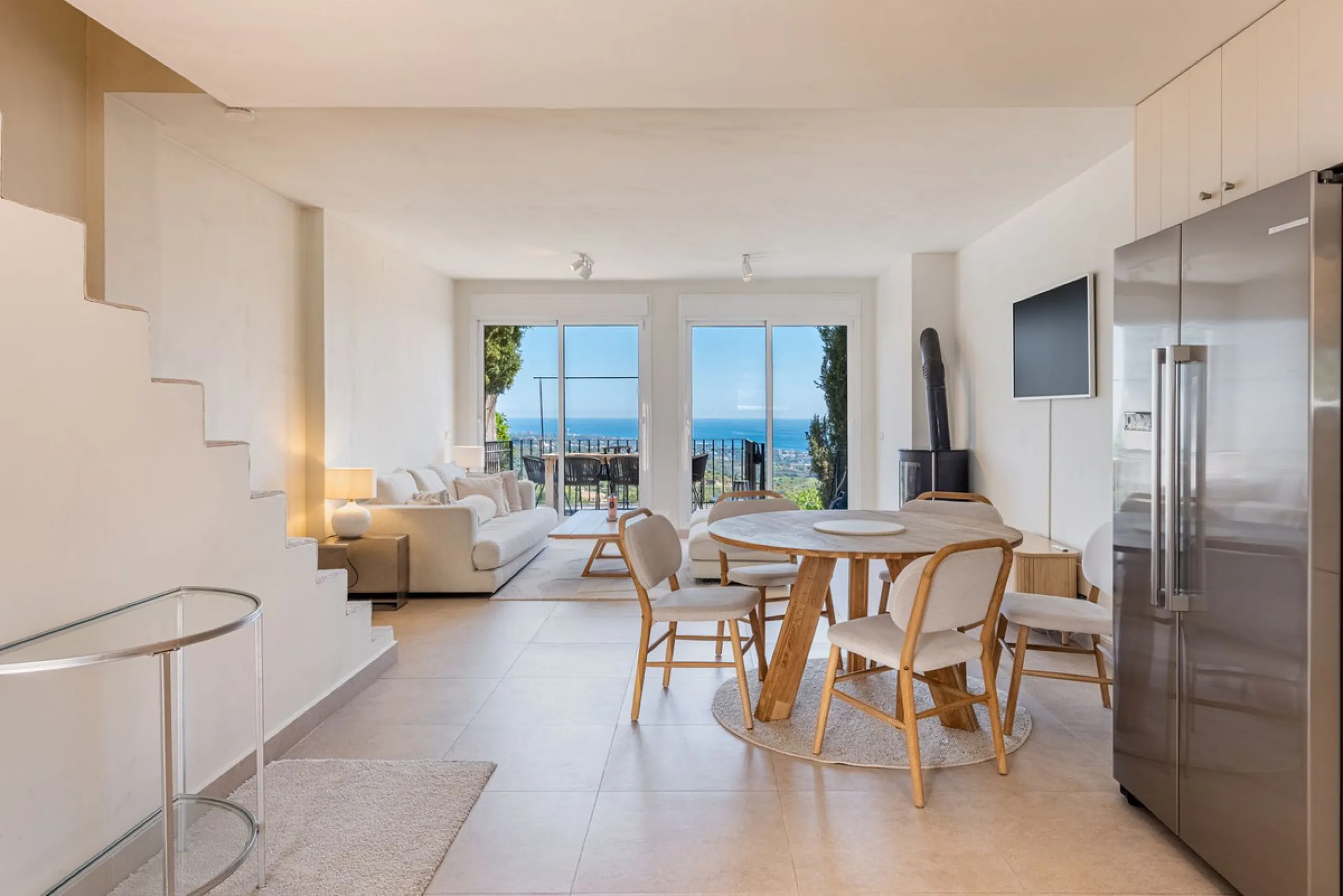 Nestled in the charming Andalusian pueblo of Altos de Los Monteros, this beautifully refurbished townhouse offers breathtaking panoramic views over the Mediterranean Sea and Marbella. Surrounded by nature and set within a peaceful community of traditional