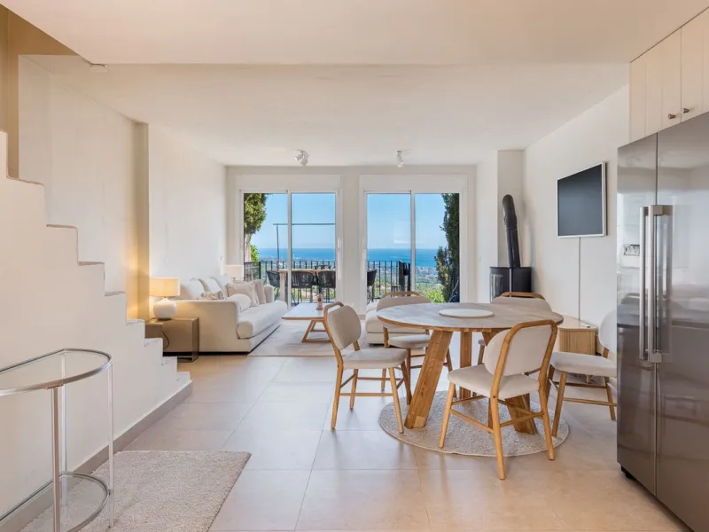 Nestled in the charming Andalusian pueblo of Altos de Los Monteros, this beautifully refurbished townhouse offers breathtaking panoramic views over the Mediterranean Sea and Marbella. Surrounded by nature and set within a peaceful community of traditional