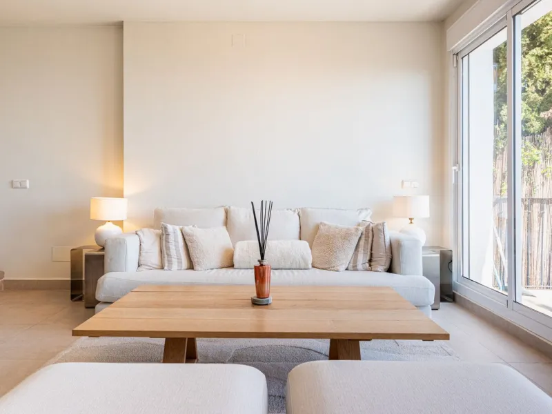 Nestled in the charming Andalusian pueblo of Altos de Los Monteros, this beautifully refurbished townhouse offers breathtaking panoramic views over the Mediterranean Sea and Marbella. Surrounded by nature and set within a peaceful community of traditional