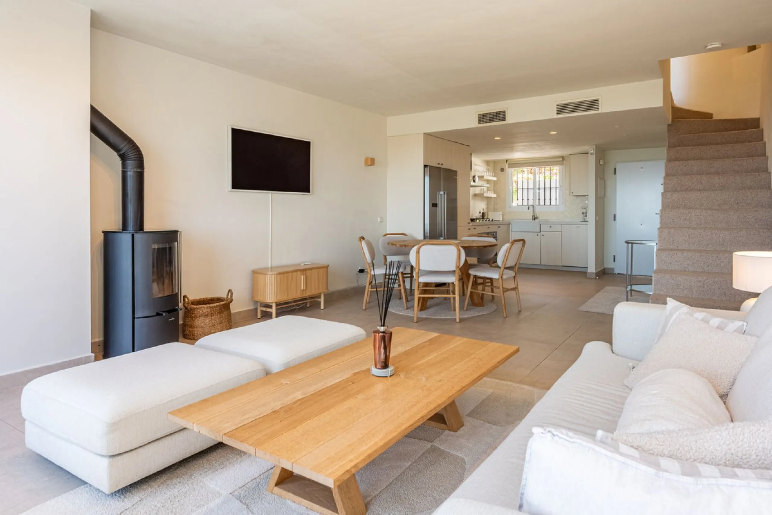 Nestled in the charming Andalusian pueblo of Altos de Los Monteros, this beautifully refurbished townhouse offers breathtaking panoramic views over the Mediterranean Sea and Marbella. Surrounded by nature and set within a peaceful community of traditional