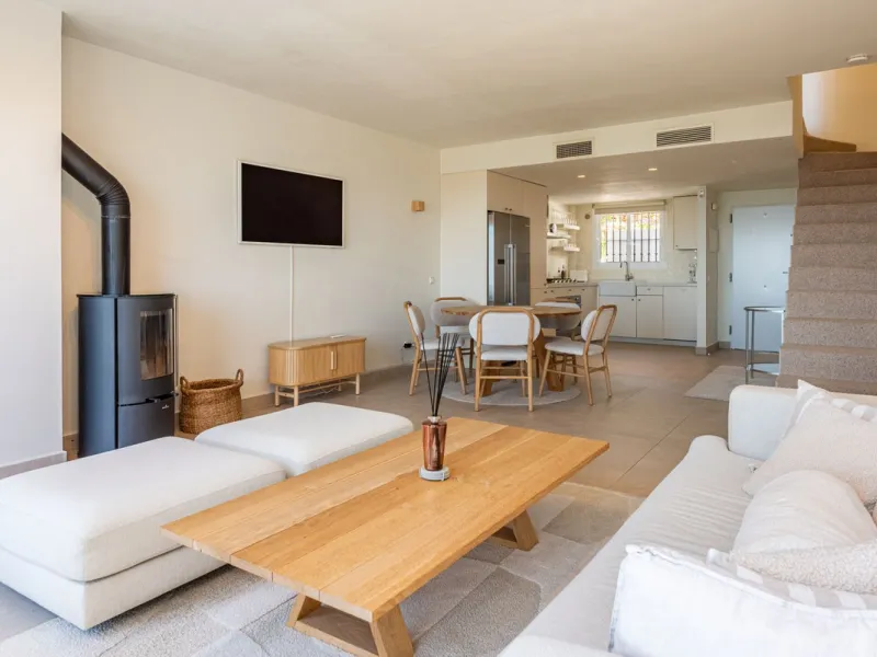 Nestled in the charming Andalusian pueblo of Altos de Los Monteros, this beautifully refurbished townhouse offers breathtaking panoramic views over the Mediterranean Sea and Marbella. Surrounded by nature and set within a peaceful community of traditional