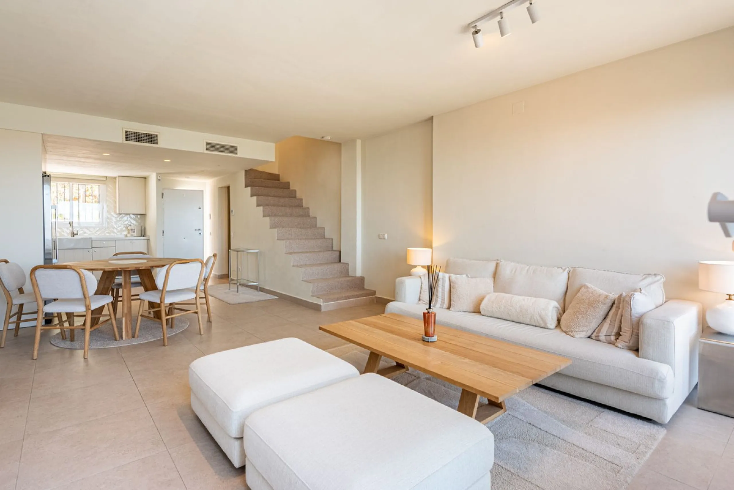 Nestled in the charming Andalusian pueblo of Altos de Los Monteros, this beautifully refurbished townhouse offers breathtaking panoramic views over the Mediterranean Sea and Marbella. Surrounded by nature and set within a peaceful community of traditional