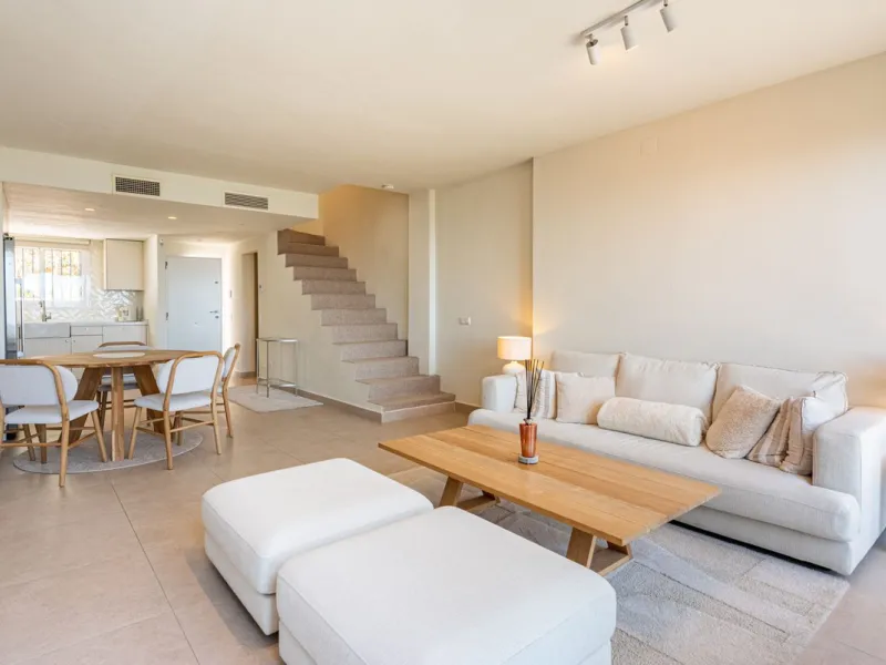 Nestled in the charming Andalusian pueblo of Altos de Los Monteros, this beautifully refurbished townhouse offers breathtaking panoramic views over the Mediterranean Sea and Marbella. Surrounded by nature and set within a peaceful community of traditional