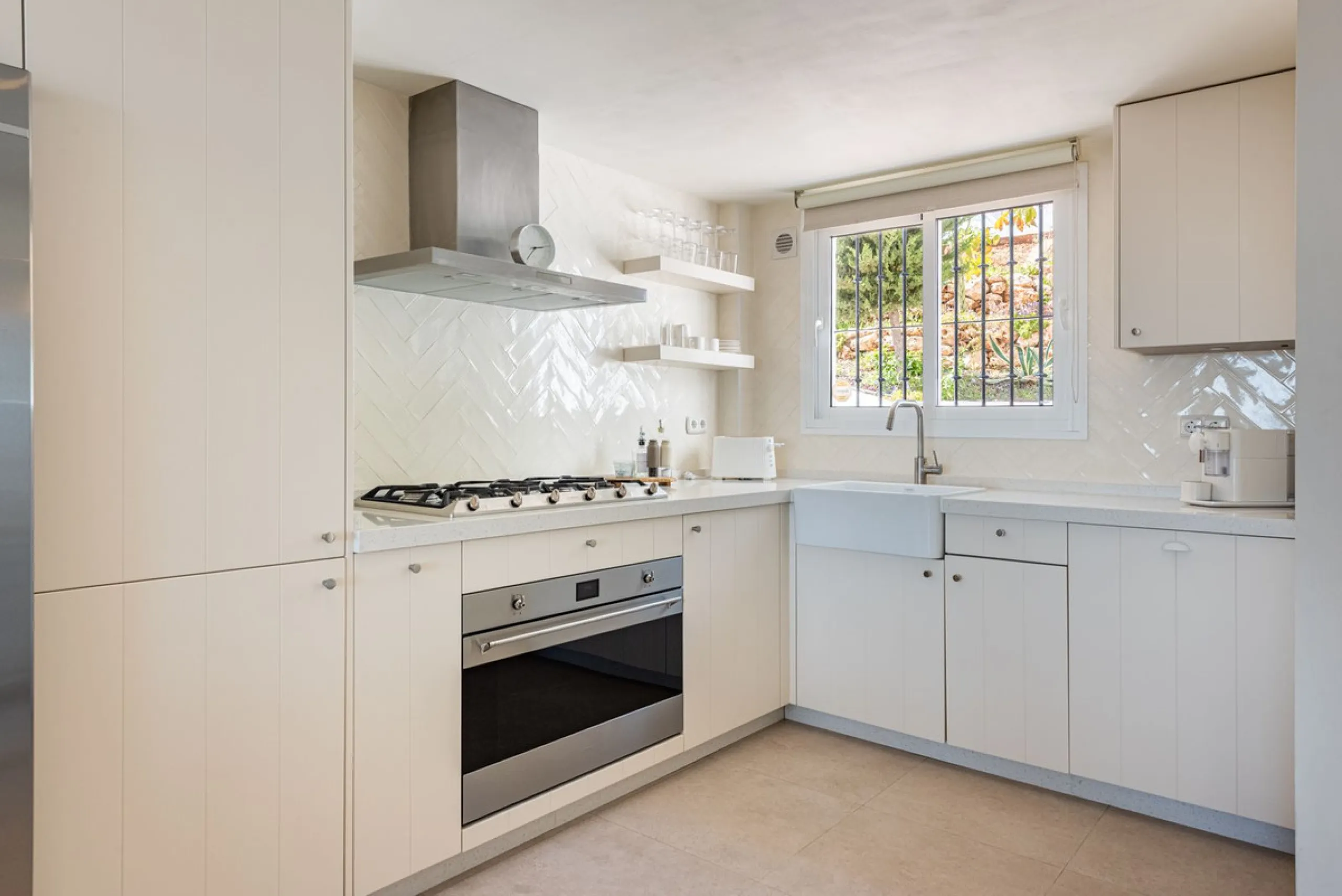Nestled in the charming Andalusian pueblo of Altos de Los Monteros, this beautifully refurbished townhouse offers breathtaking panoramic views over the Mediterranean Sea and Marbella. Surrounded by nature and set within a peaceful community of traditional