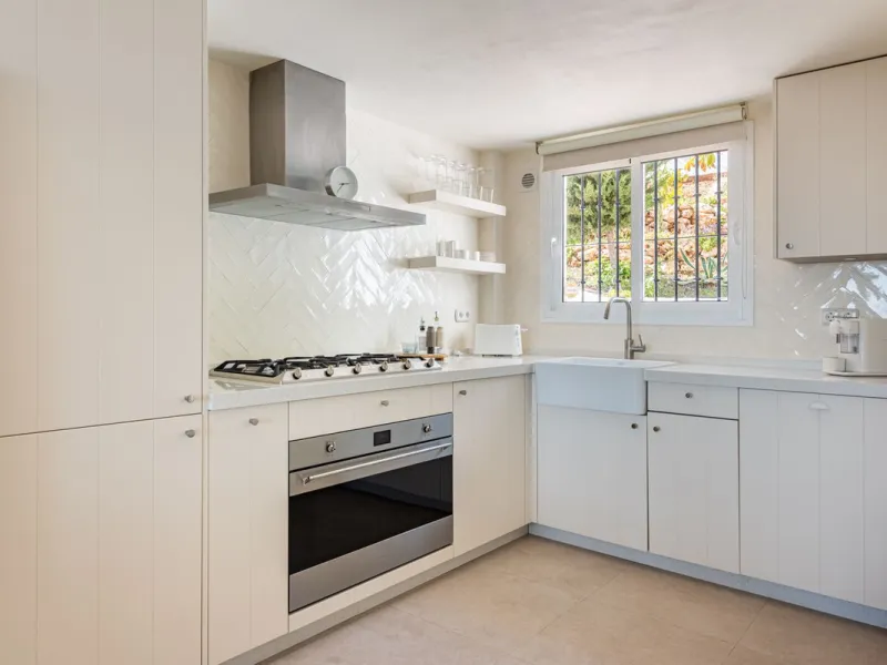 Nestled in the charming Andalusian pueblo of Altos de Los Monteros, this beautifully refurbished townhouse offers breathtaking panoramic views over the Mediterranean Sea and Marbella. Surrounded by nature and set within a peaceful community of traditional