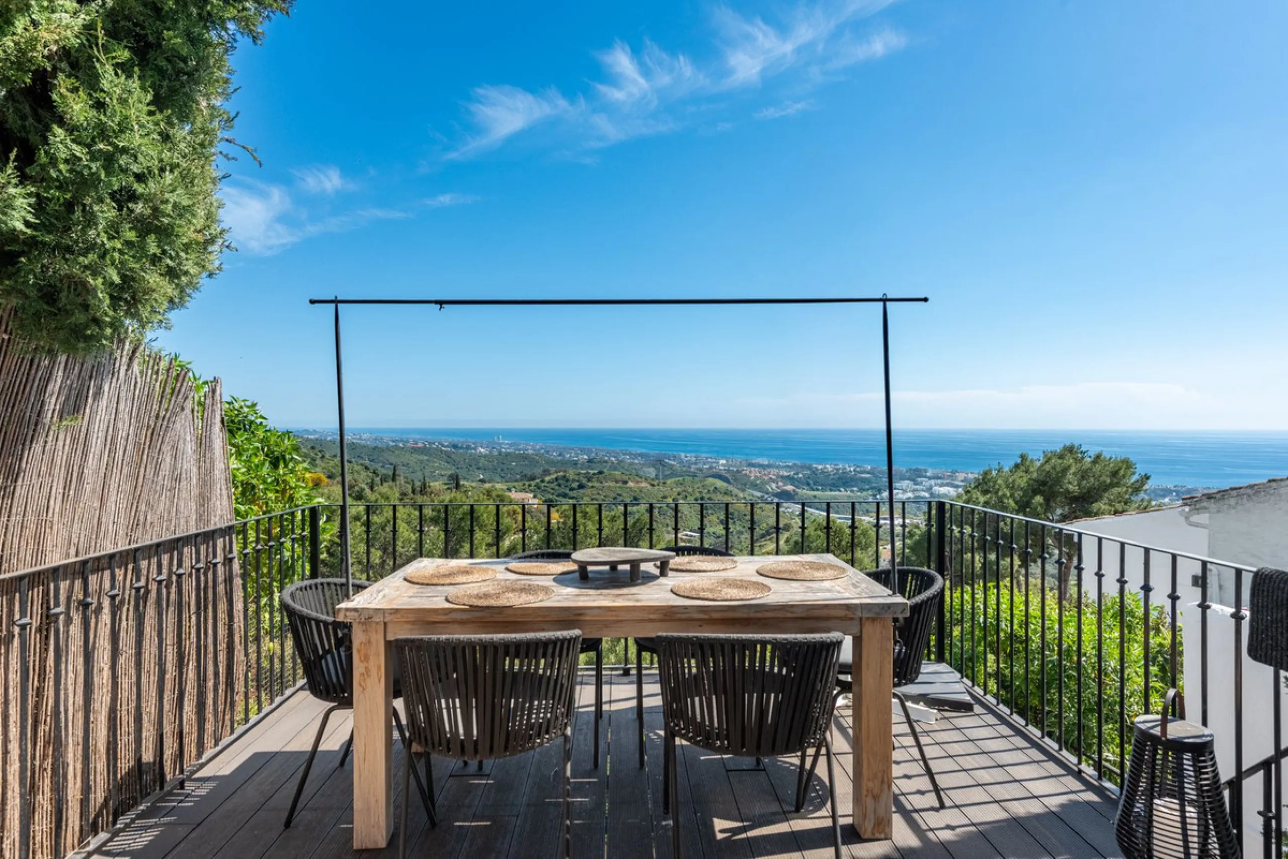 Nestled in the charming Andalusian pueblo of Altos de Los Monteros, this beautifully refurbished townhouse offers breathtaking panoramic views over the Mediterranean Sea and Marbella. Surrounded by nature and set within a peaceful community of traditional