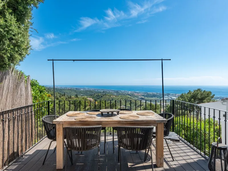 Nestled in the charming Andalusian pueblo of Altos de Los Monteros, this beautifully refurbished townhouse offers breathtaking panoramic views over the Mediterranean Sea and Marbella. Surrounded by nature and set within a peaceful community of traditional