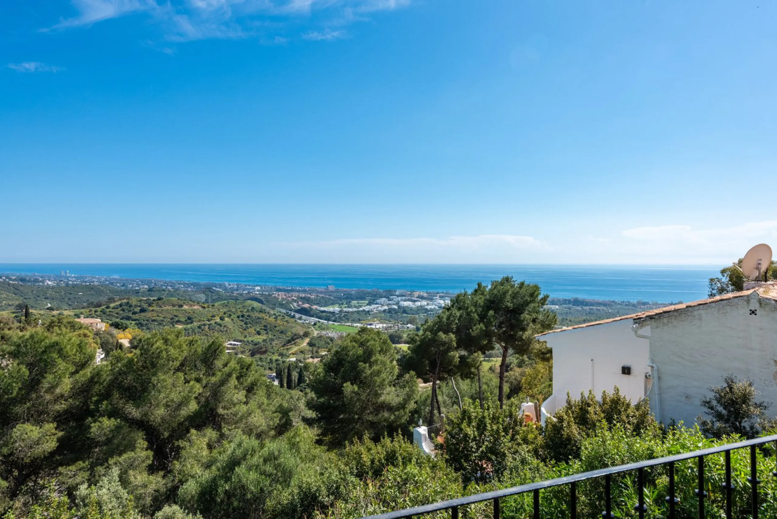 Nestled in the charming Andalusian pueblo of Altos de Los Monteros, this beautifully refurbished townhouse offers breathtaking panoramic views over the Mediterranean Sea and Marbella. Surrounded by nature and set within a peaceful community of traditional