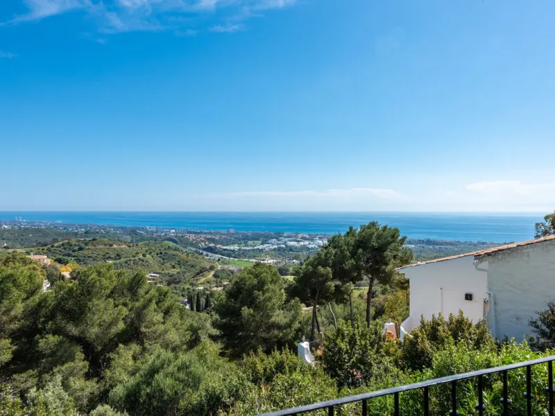 Nestled in the charming Andalusian pueblo of Altos de Los Monteros, this beautifully refurbished townhouse offers breathtaking panoramic views over the Mediterranean Sea and Marbella. Surrounded by nature and set within a peaceful community of traditional