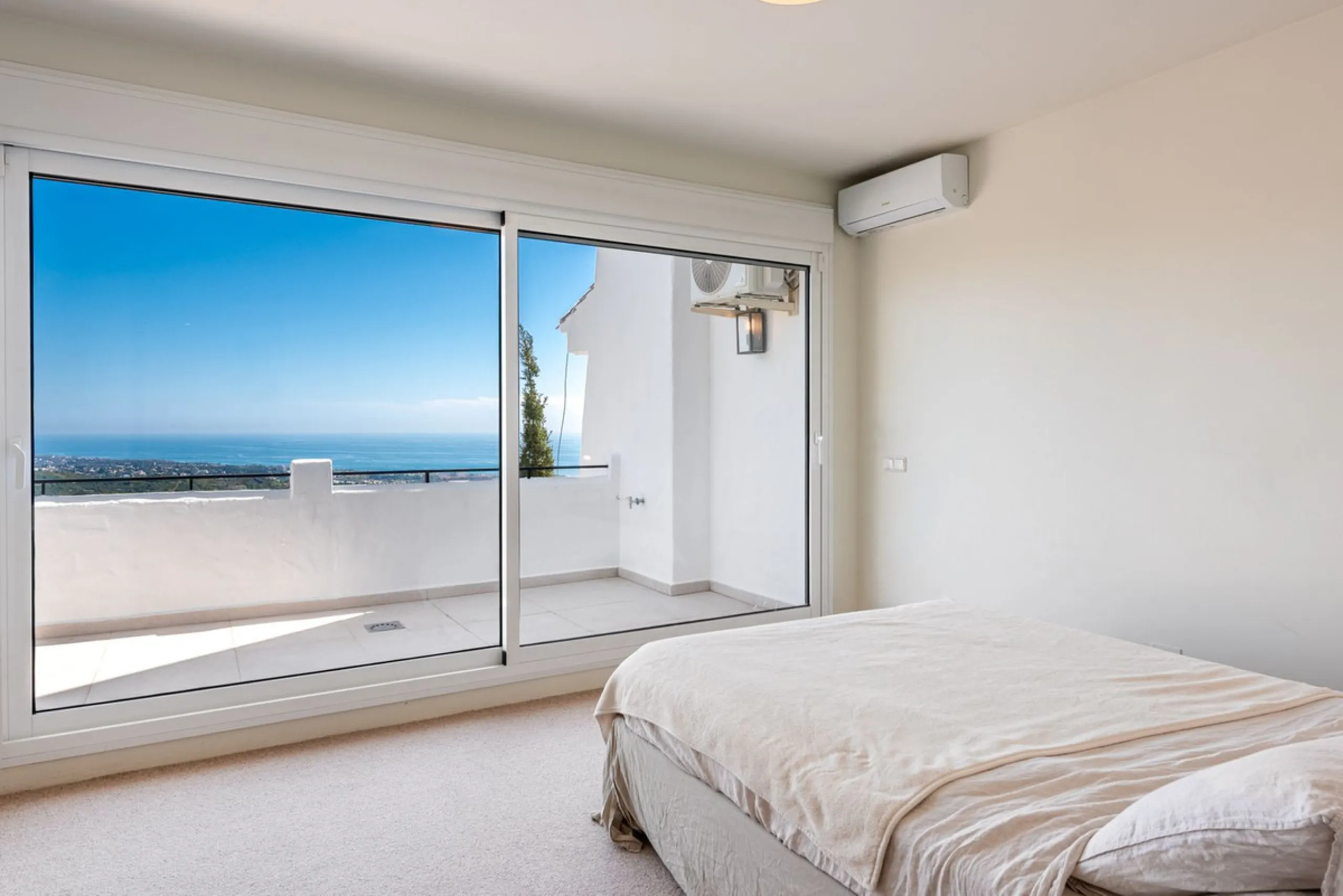 Nestled in the charming Andalusian pueblo of Altos de Los Monteros, this beautifully refurbished townhouse offers breathtaking panoramic views over the Mediterranean Sea and Marbella. Surrounded by nature and set within a peaceful community of traditional