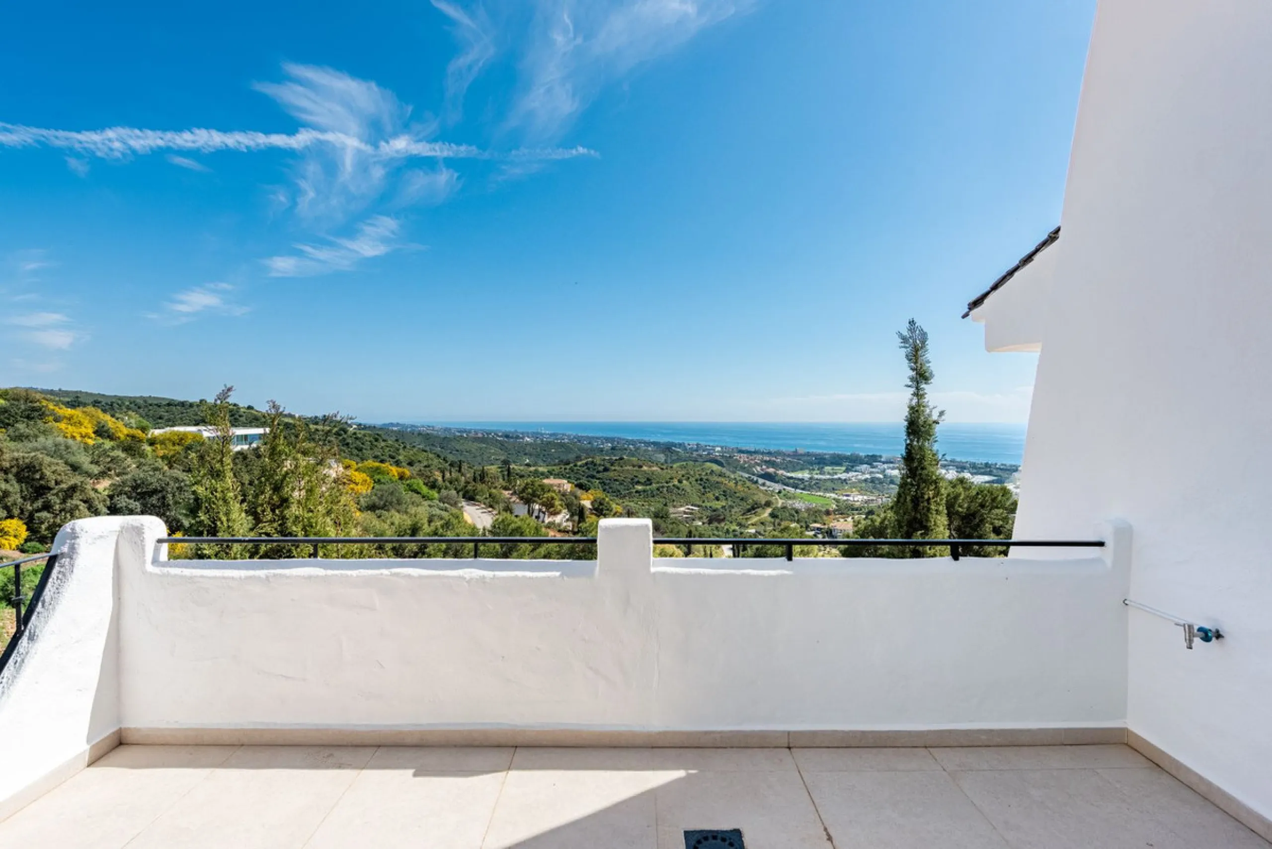 Nestled in the charming Andalusian pueblo of Altos de Los Monteros, this beautifully refurbished townhouse offers breathtaking panoramic views over the Mediterranean Sea and Marbella. Surrounded by nature and set within a peaceful community of traditional