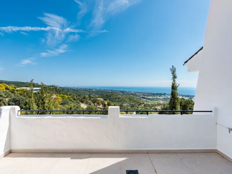 Nestled in the charming Andalusian pueblo of Altos de Los Monteros, this beautifully refurbished townhouse offers breathtaking panoramic views over the Mediterranean Sea and Marbella. Surrounded by nature and set within a peaceful community of traditional