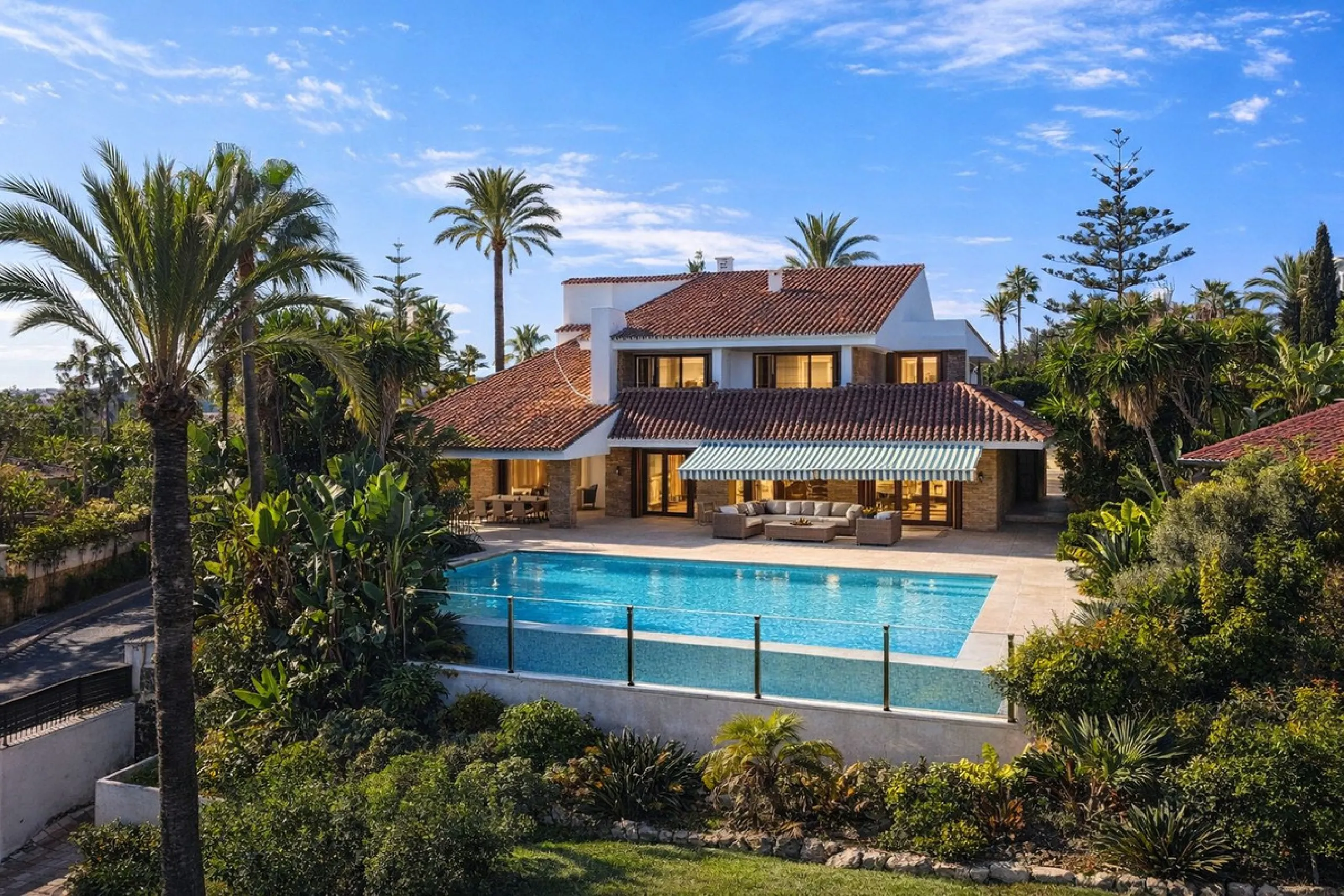 Elegant Marbella Estate on a Prime and Rare Plot — 800 meters Walking Distance to Puerto Banús. Unique Development Opportunity — 4,205m² Plot with Potential for Up to 4 Villas, or Plans for one large villa and separate Guest House, or to knock down and bu