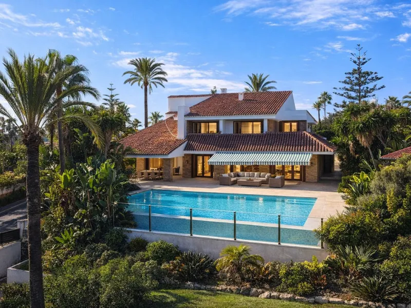 Elegant Marbella Estate on a Prime and Rare Plot — 800 meters Walking Distance to Puerto Banús. Unique Development Opportunity — 4,205m² Plot with Potential for Up to 4 Villas, or Plans for one large villa and separate Guest House, or to knock down and bu