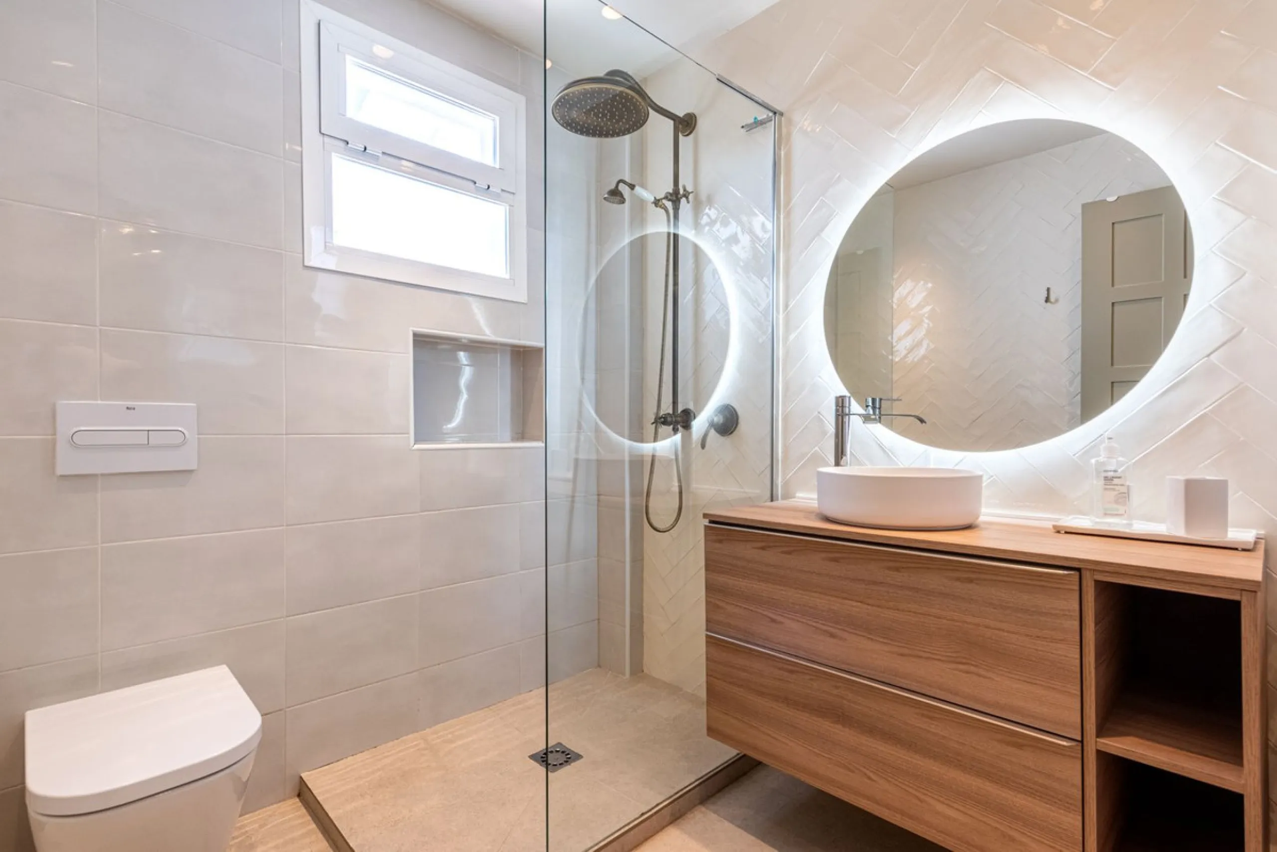 Nestled in the charming Andalusian pueblo of Altos de Los Monteros, this beautifully refurbished townhouse offers breathtaking panoramic views over the Mediterranean Sea and Marbella. Surrounded by nature and set within a peaceful community of traditional