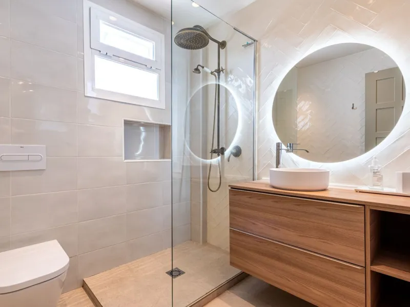 Nestled in the charming Andalusian pueblo of Altos de Los Monteros, this beautifully refurbished townhouse offers breathtaking panoramic views over the Mediterranean Sea and Marbella. Surrounded by nature and set within a peaceful community of traditional