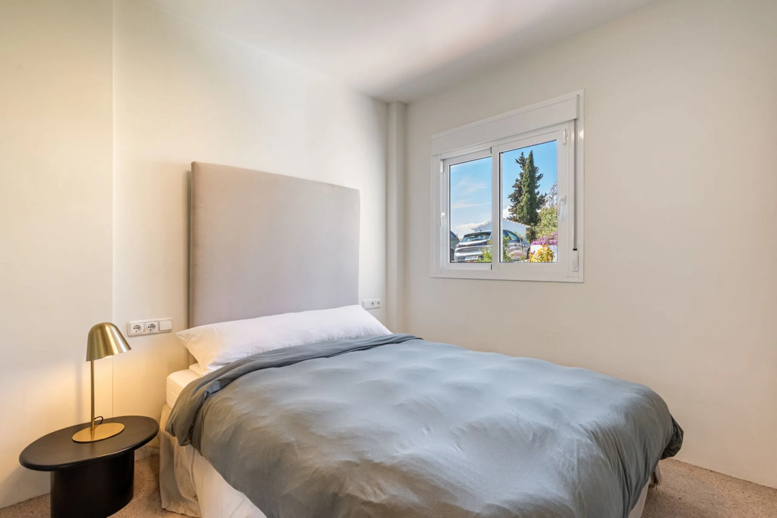 Nestled in the charming Andalusian pueblo of Altos de Los Monteros, this beautifully refurbished townhouse offers breathtaking panoramic views over the Mediterranean Sea and Marbella. Surrounded by nature and set within a peaceful community of traditional