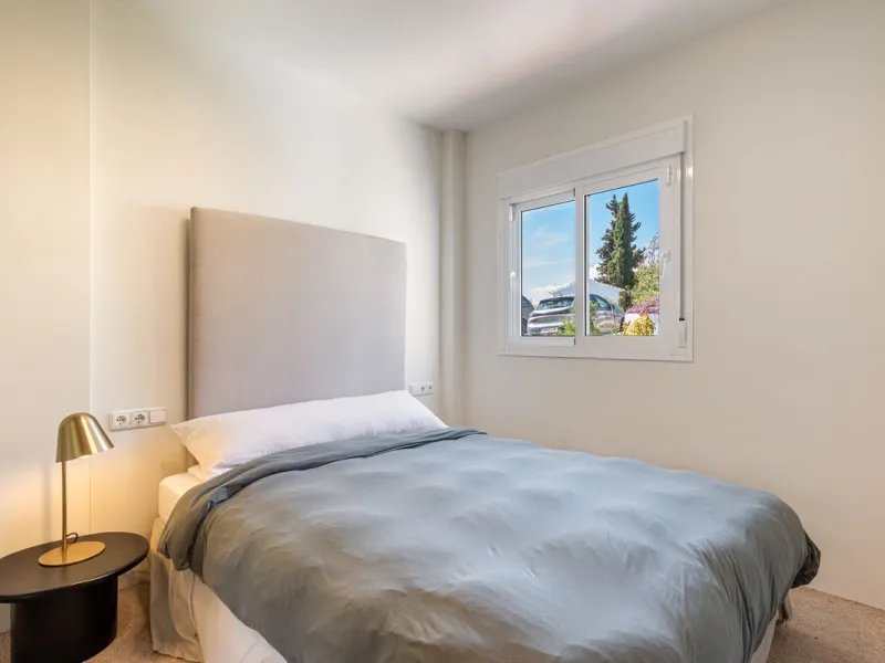 Nestled in the charming Andalusian pueblo of Altos de Los Monteros, this beautifully refurbished townhouse offers breathtaking panoramic views over the Mediterranean Sea and Marbella. Surrounded by nature and set within a peaceful community of traditional