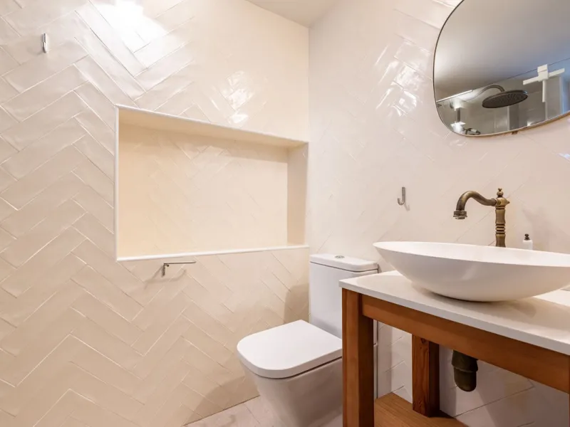 Nestled in the charming Andalusian pueblo of Altos de Los Monteros, this beautifully refurbished townhouse offers breathtaking panoramic views over the Mediterranean Sea and Marbella. Surrounded by nature and set within a peaceful community of traditional