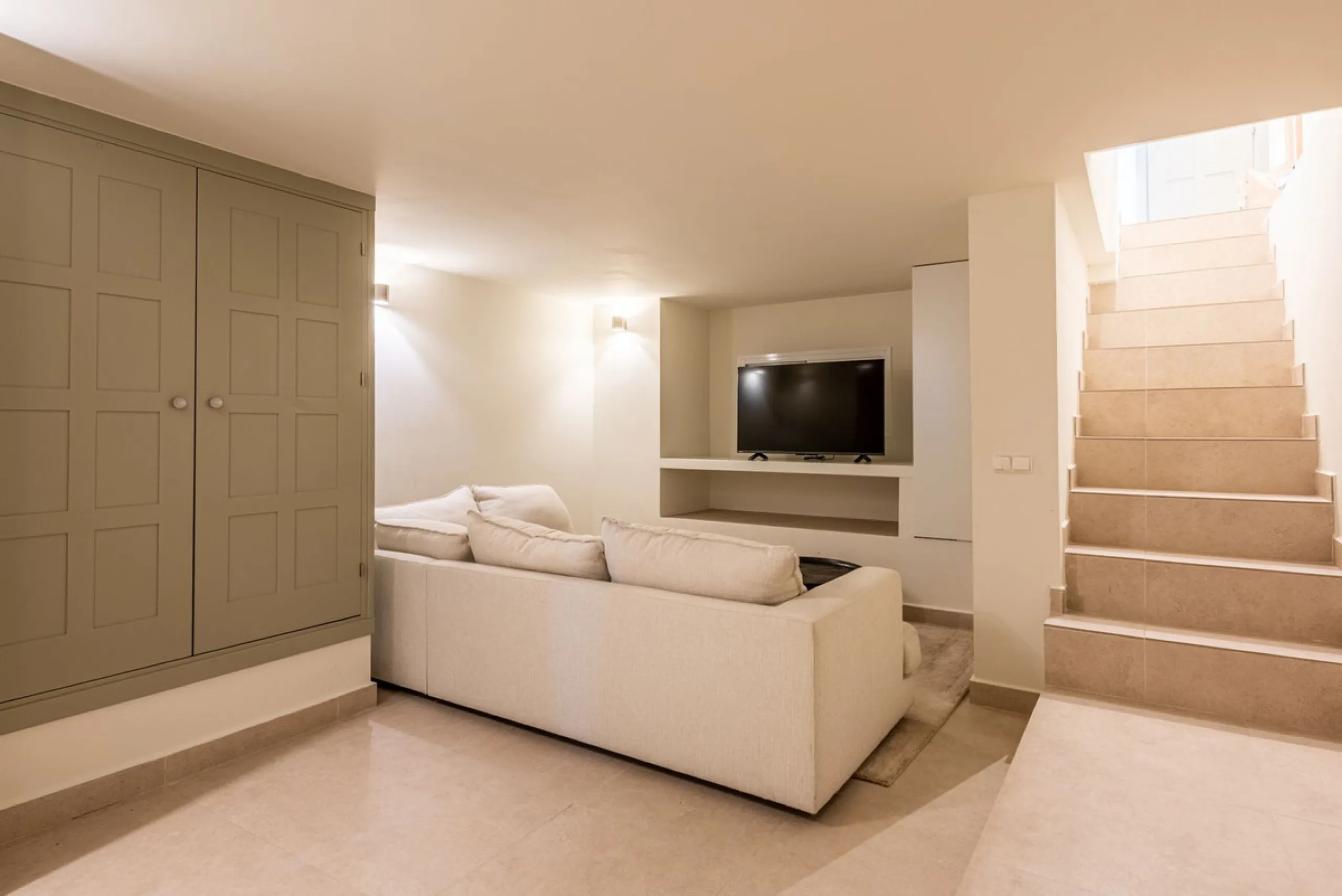 Nestled in the charming Andalusian pueblo of Altos de Los Monteros, this beautifully refurbished townhouse offers breathtaking panoramic views over the Mediterranean Sea and Marbella. Surrounded by nature and set within a peaceful community of traditional