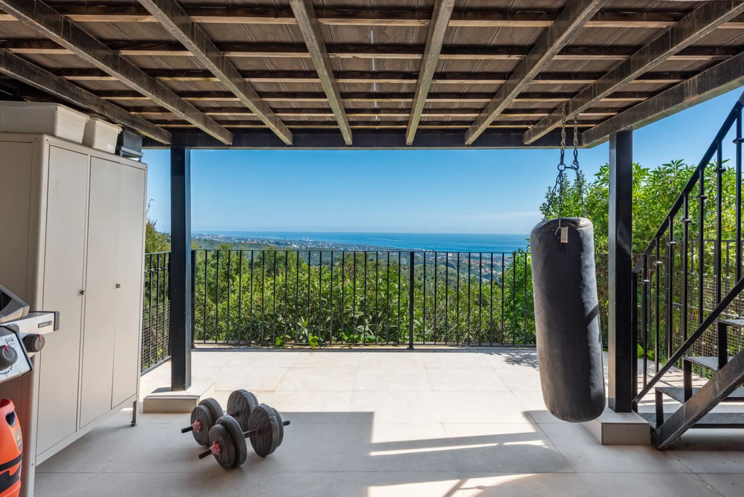 Nestled in the charming Andalusian pueblo of Altos de Los Monteros, this beautifully refurbished townhouse offers breathtaking panoramic views over the Mediterranean Sea and Marbella. Surrounded by nature and set within a peaceful community of traditional