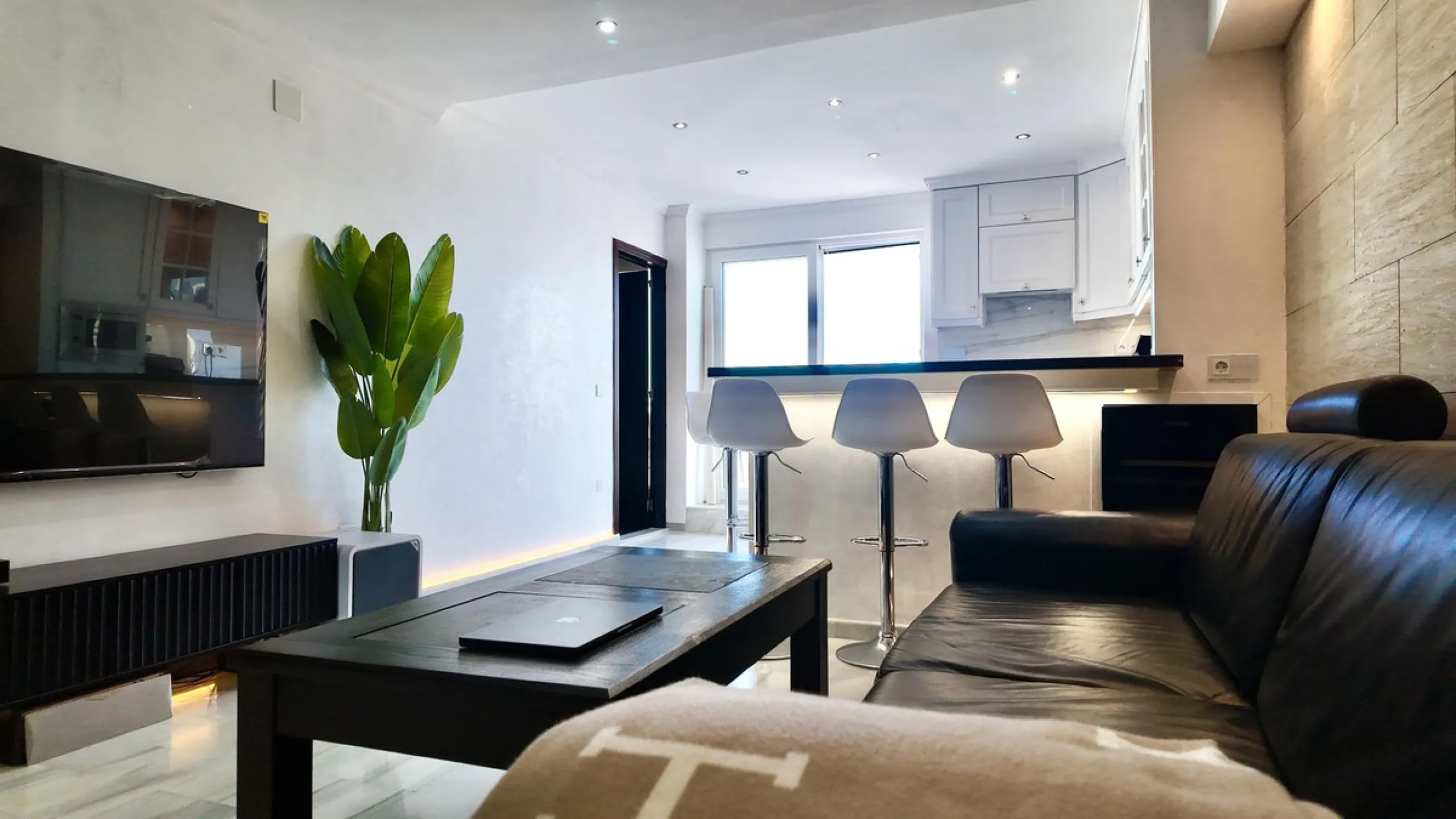 A fully renovated duplex penthouse with panoramic sea views, La Concha and Gibraltar for under €400,000 is a rare opportunity in Marbella.