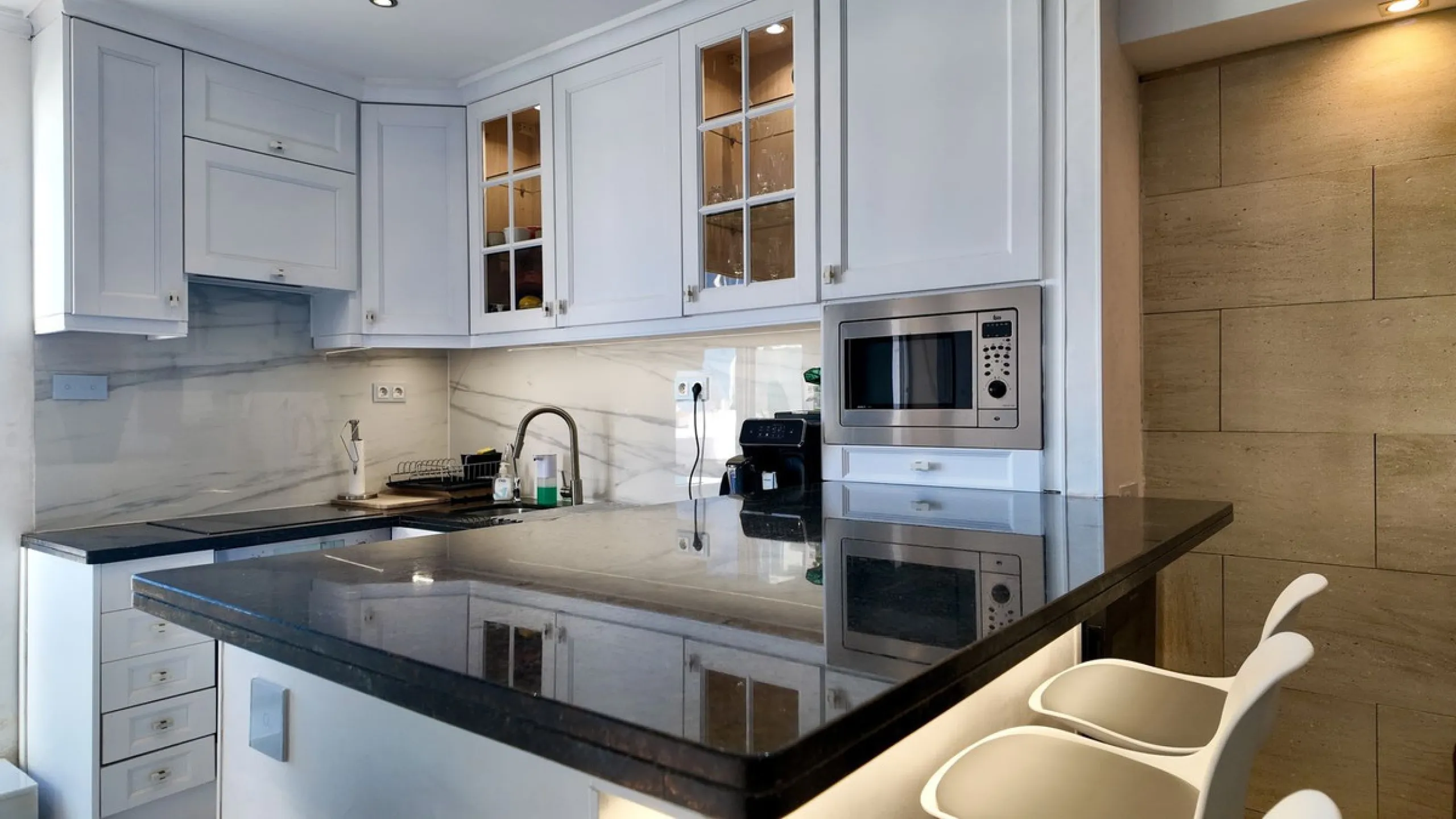 A fully renovated duplex penthouse with panoramic sea views, La Concha and Gibraltar for under €400,000 is a rare opportunity in Marbella.