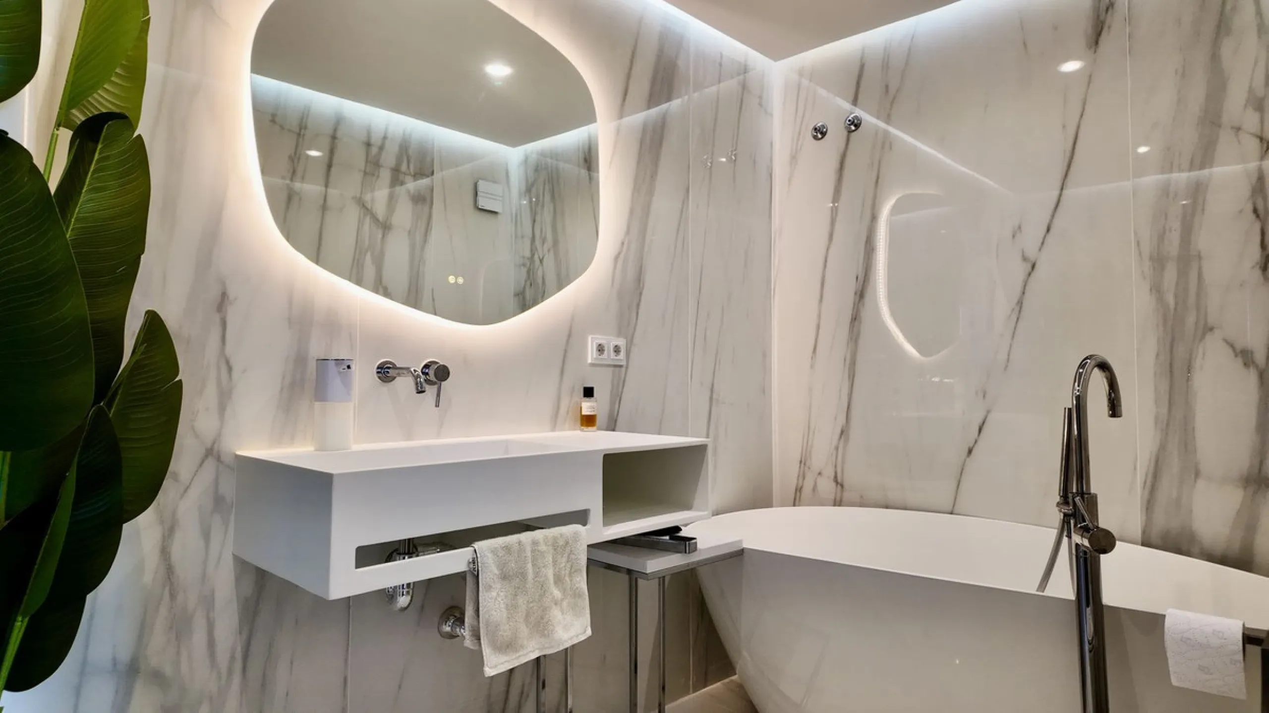 A fully renovated duplex penthouse with panoramic sea views, La Concha and Gibraltar for under €400,000 is a rare opportunity in Marbella.