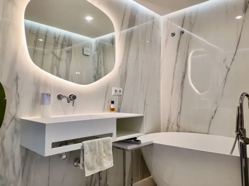 A fully renovated duplex penthouse with panoramic sea views, La Concha and Gibraltar for under €400,000 is a rare opportunity in Marbella.
