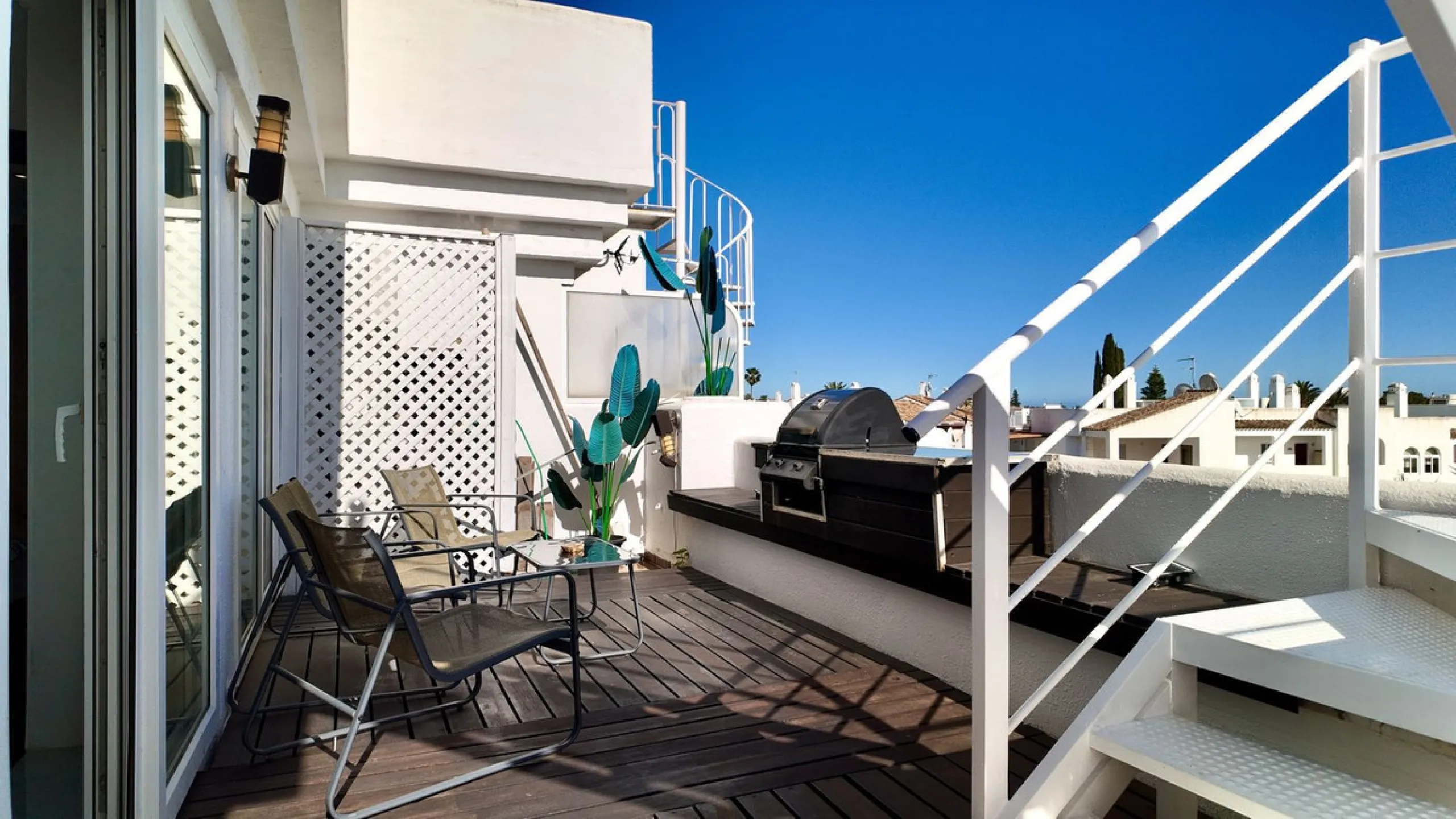 A fully renovated duplex penthouse with panoramic sea views, La Concha and Gibraltar for under €400,000 is a rare opportunity in Marbella.