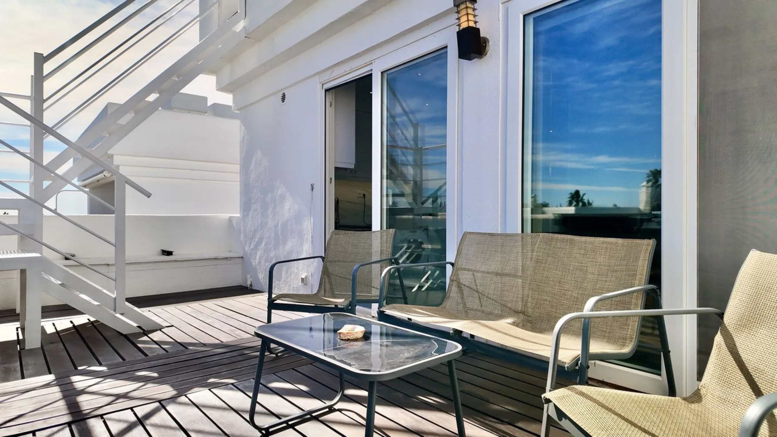 A fully renovated duplex penthouse with panoramic sea views, La Concha and Gibraltar for under €400,000 is a rare opportunity in Marbella.