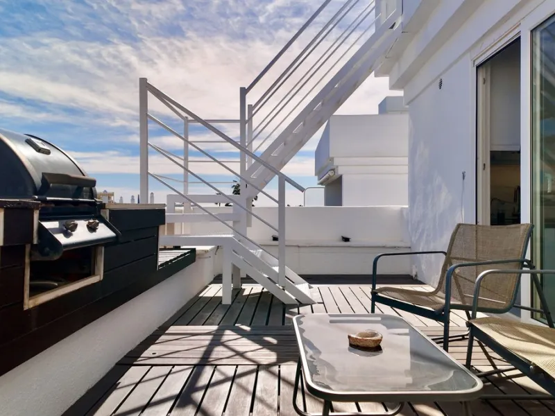 A fully renovated duplex penthouse with panoramic sea views, La Concha and Gibraltar for under €400,000 is a rare opportunity in Marbella.
