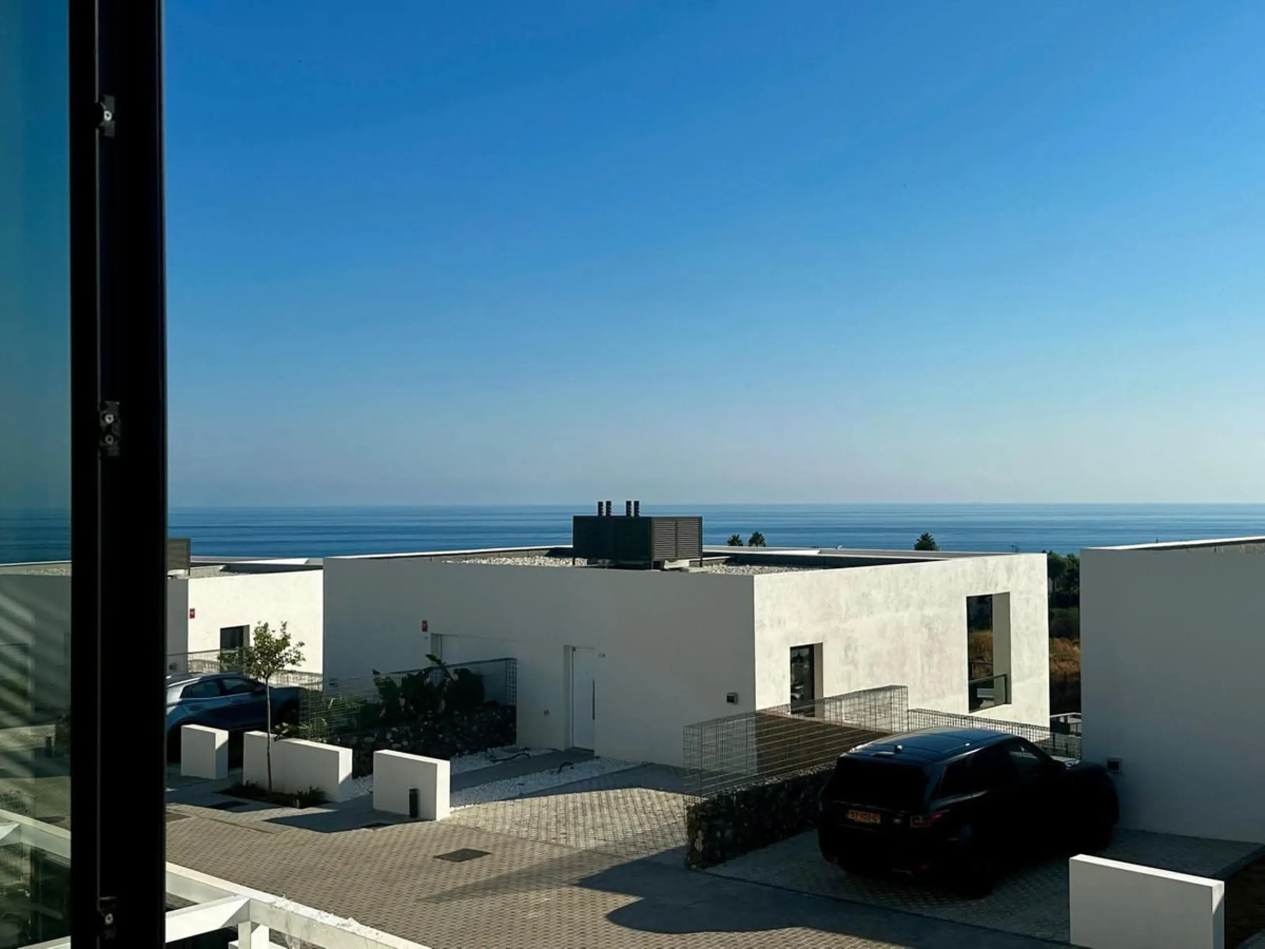 Discover your dream home in this stunning semi-detached house located in the beautiful Riviera del Sol. This new construction boasts a south-facing orientation with breathtaking sea views, featuring 4 spacious bedrooms and 3 modern bathrooms. Enjoy the lu