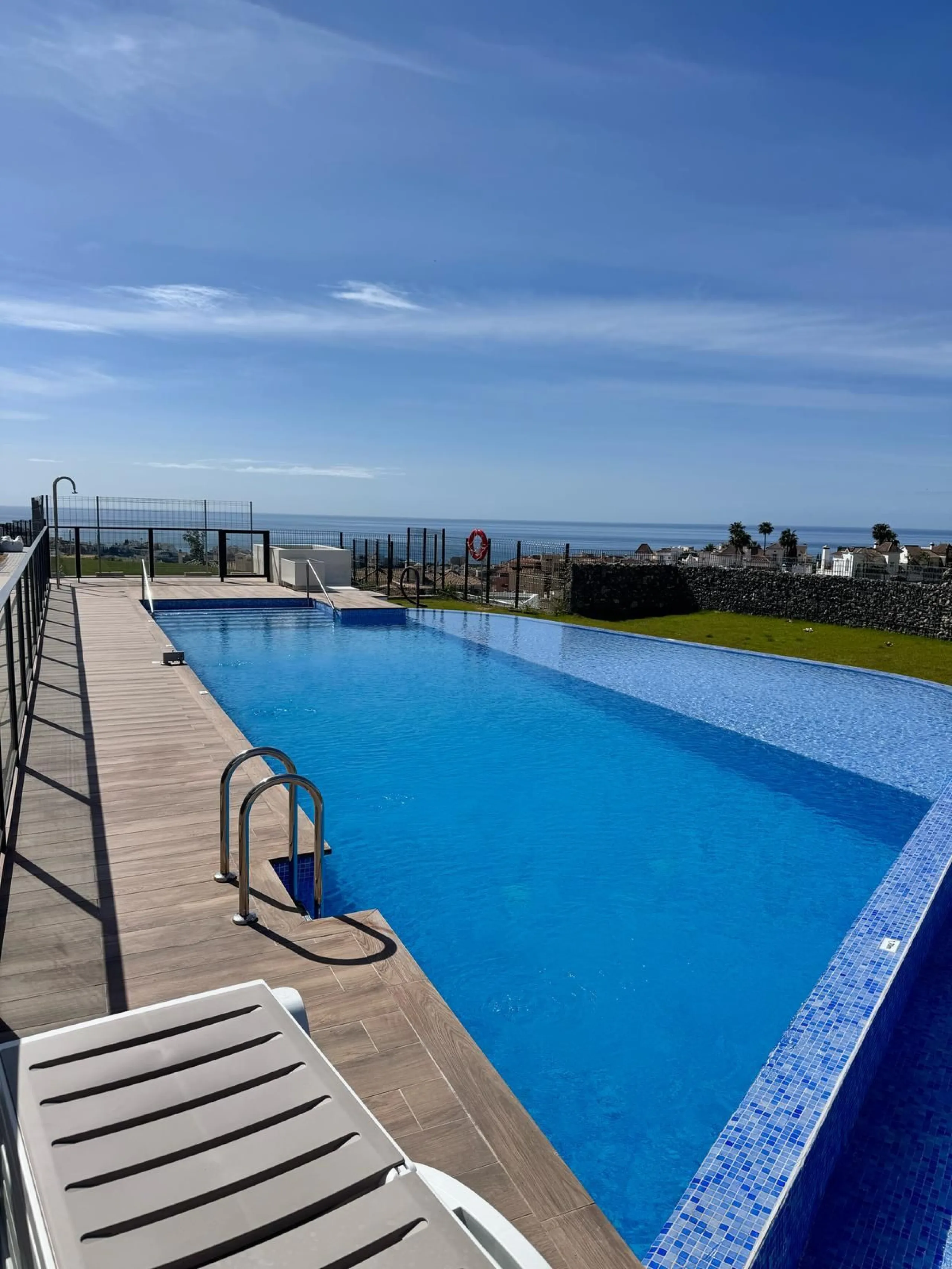 Discover your dream home in this stunning semi-detached house located in the beautiful Riviera del Sol. This new construction boasts a south-facing orientation with breathtaking sea views, featuring 4 spacious bedrooms and 3 modern bathrooms. Enjoy the lu