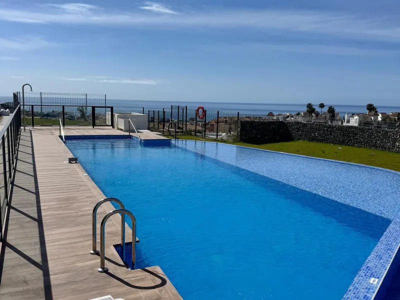 Discover your dream home in this stunning semi-detached house located in the beautiful Riviera del Sol. This new construction boasts a south-facing orientation with breathtaking sea views, featuring 4 spacious bedrooms and 3 modern bathrooms. Enjoy the lu