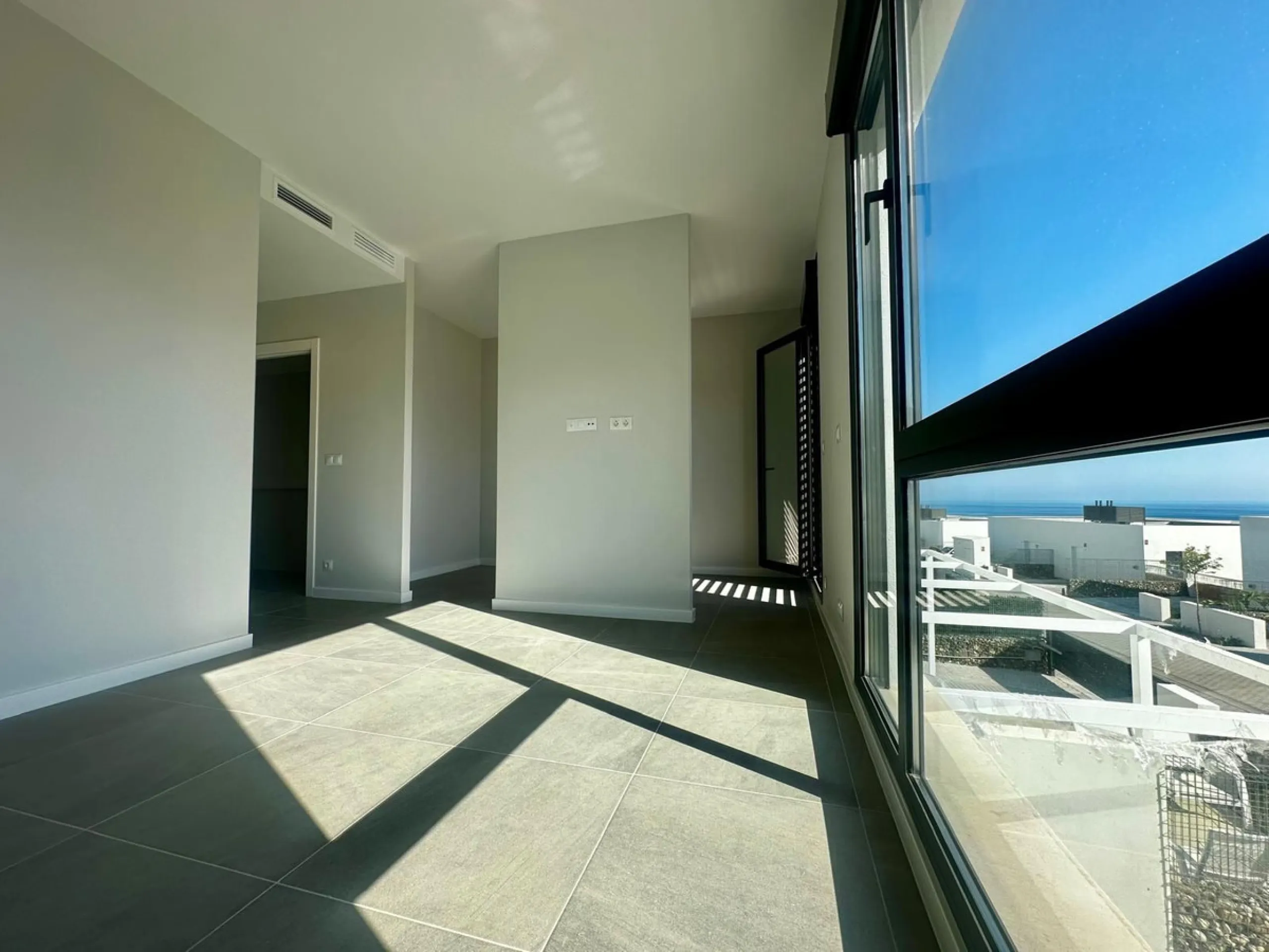 Discover your dream home in this stunning semi-detached house located in the beautiful Riviera del Sol. This new construction boasts a south-facing orientation with breathtaking sea views, featuring 4 spacious bedrooms and 3 modern bathrooms. Enjoy the lu