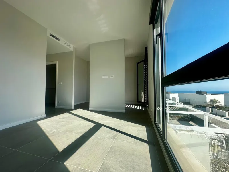 Discover your dream home in this stunning semi-detached house located in the beautiful Riviera del Sol. This new construction boasts a south-facing orientation with breathtaking sea views, featuring 4 spacious bedrooms and 3 modern bathrooms. Enjoy the lu