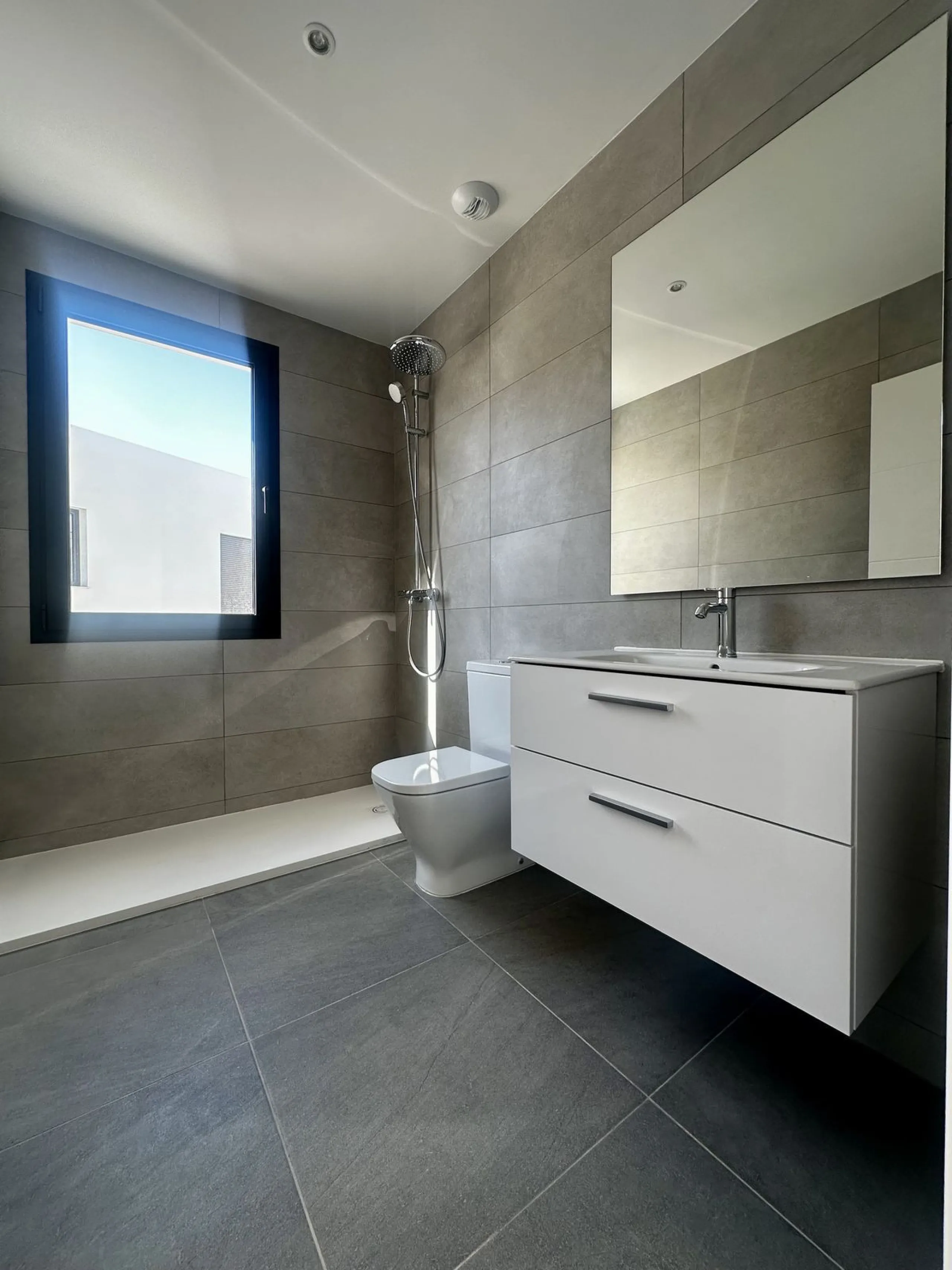 Discover your dream home in this stunning semi-detached house located in the beautiful Riviera del Sol. This new construction boasts a south-facing orientation with breathtaking sea views, featuring 4 spacious bedrooms and 3 modern bathrooms. Enjoy the lu