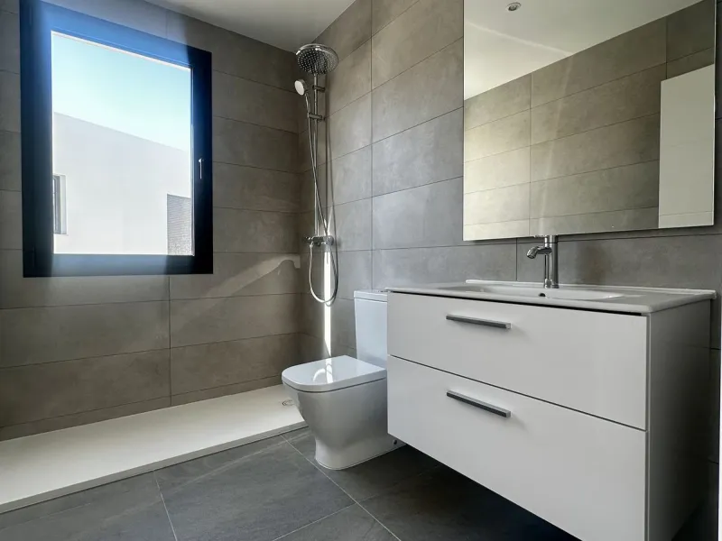 Discover your dream home in this stunning semi-detached house located in the beautiful Riviera del Sol. This new construction boasts a south-facing orientation with breathtaking sea views, featuring 4 spacious bedrooms and 3 modern bathrooms. Enjoy the lu