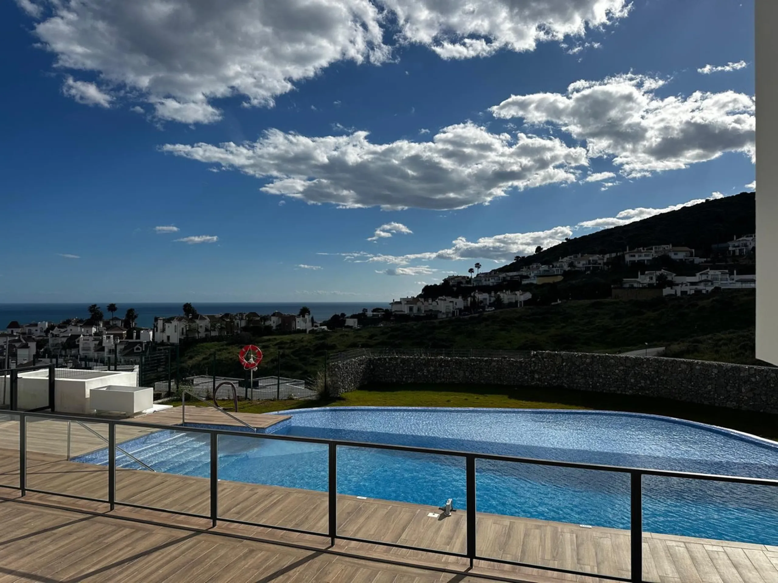 Discover your dream home in this stunning semi-detached house located in the beautiful Riviera del Sol. This new construction boasts a south-facing orientation with breathtaking sea views, featuring 4 spacious bedrooms and 3 modern bathrooms. Enjoy the lu
