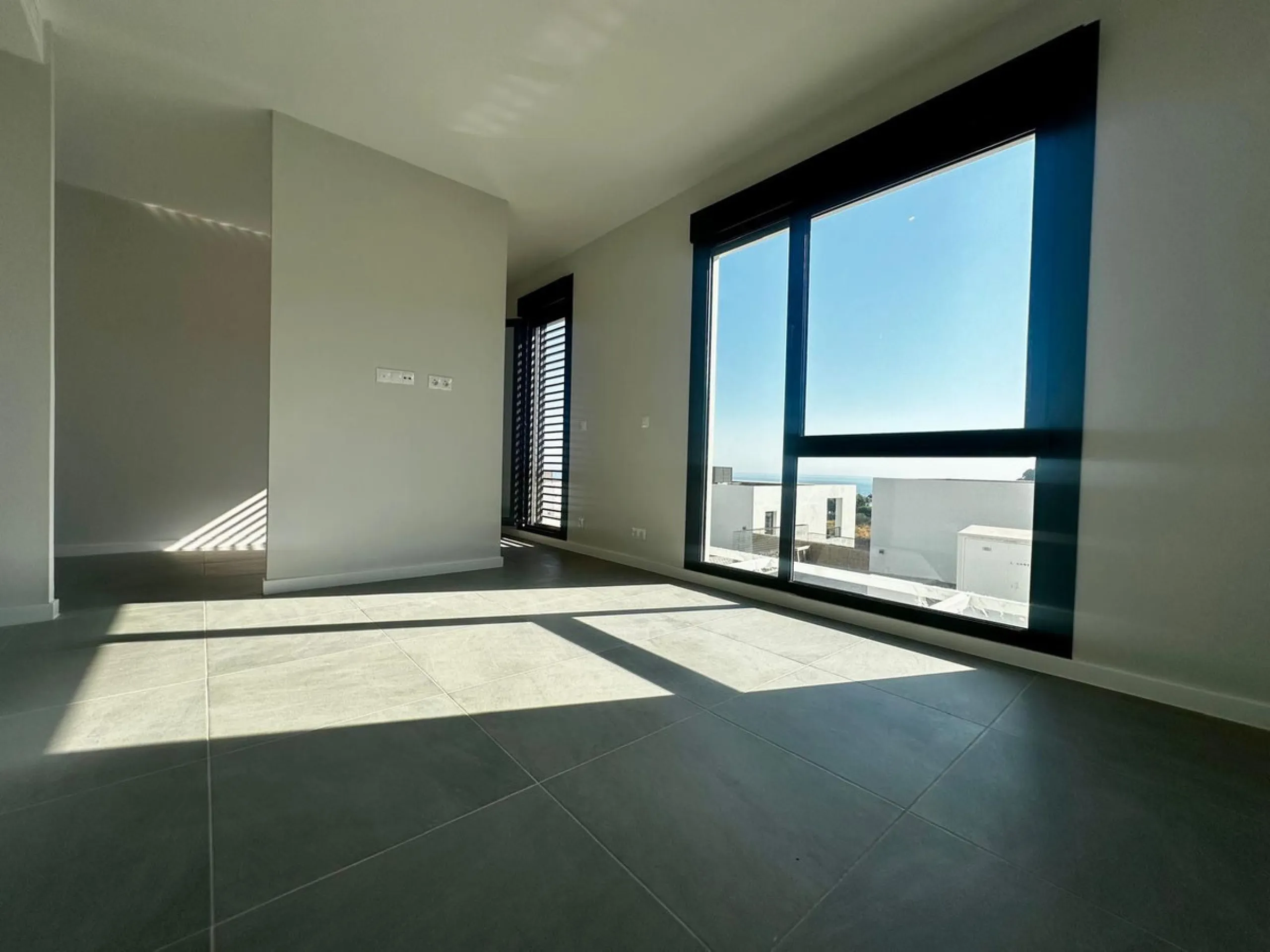 Discover your dream home in this stunning semi-detached house located in the beautiful Riviera del Sol. This new construction boasts a south-facing orientation with breathtaking sea views, featuring 4 spacious bedrooms and 3 modern bathrooms. Enjoy the lu