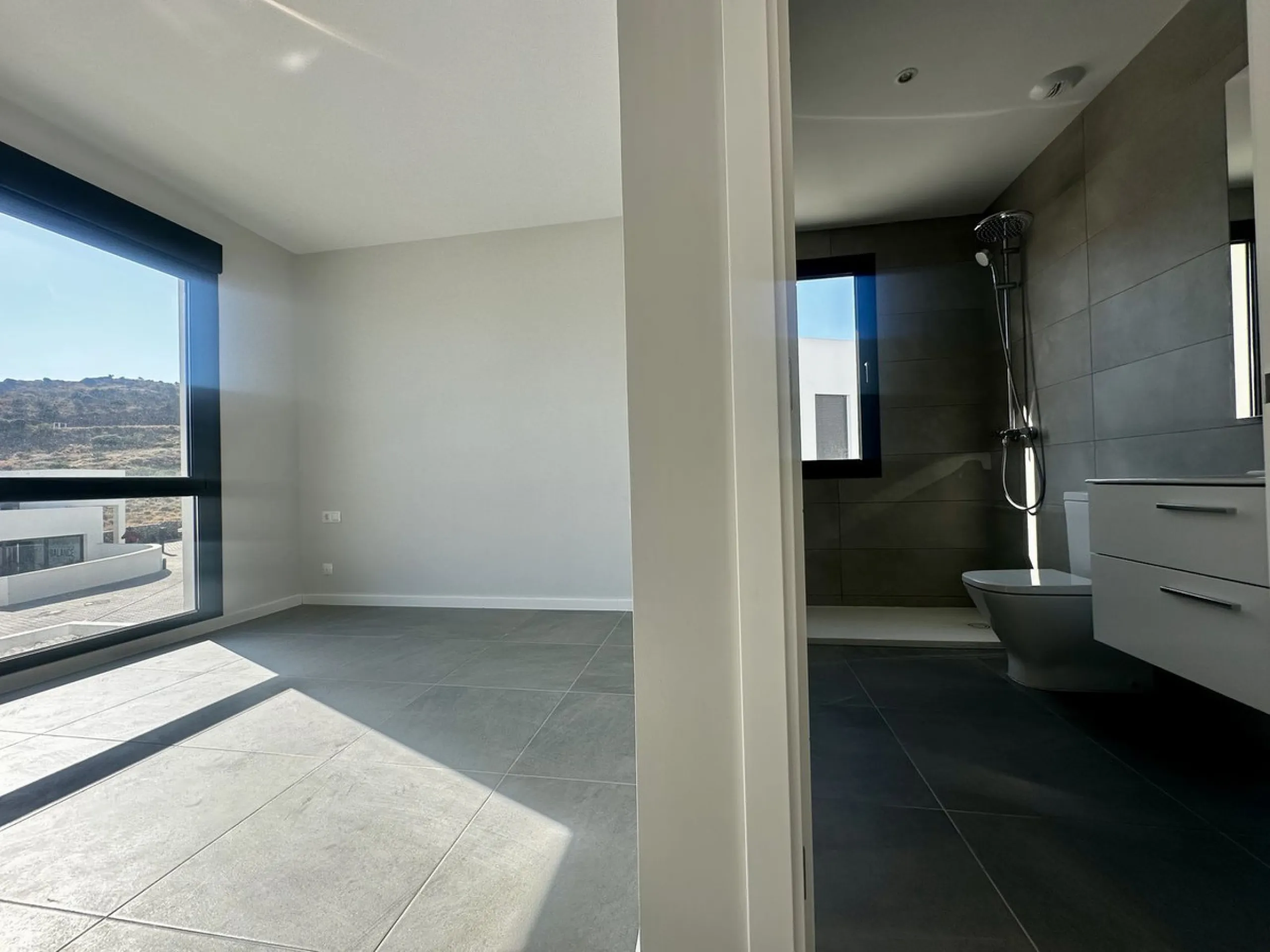 Discover your dream home in this stunning semi-detached house located in the beautiful Riviera del Sol. This new construction boasts a south-facing orientation with breathtaking sea views, featuring 4 spacious bedrooms and 3 modern bathrooms. Enjoy the lu