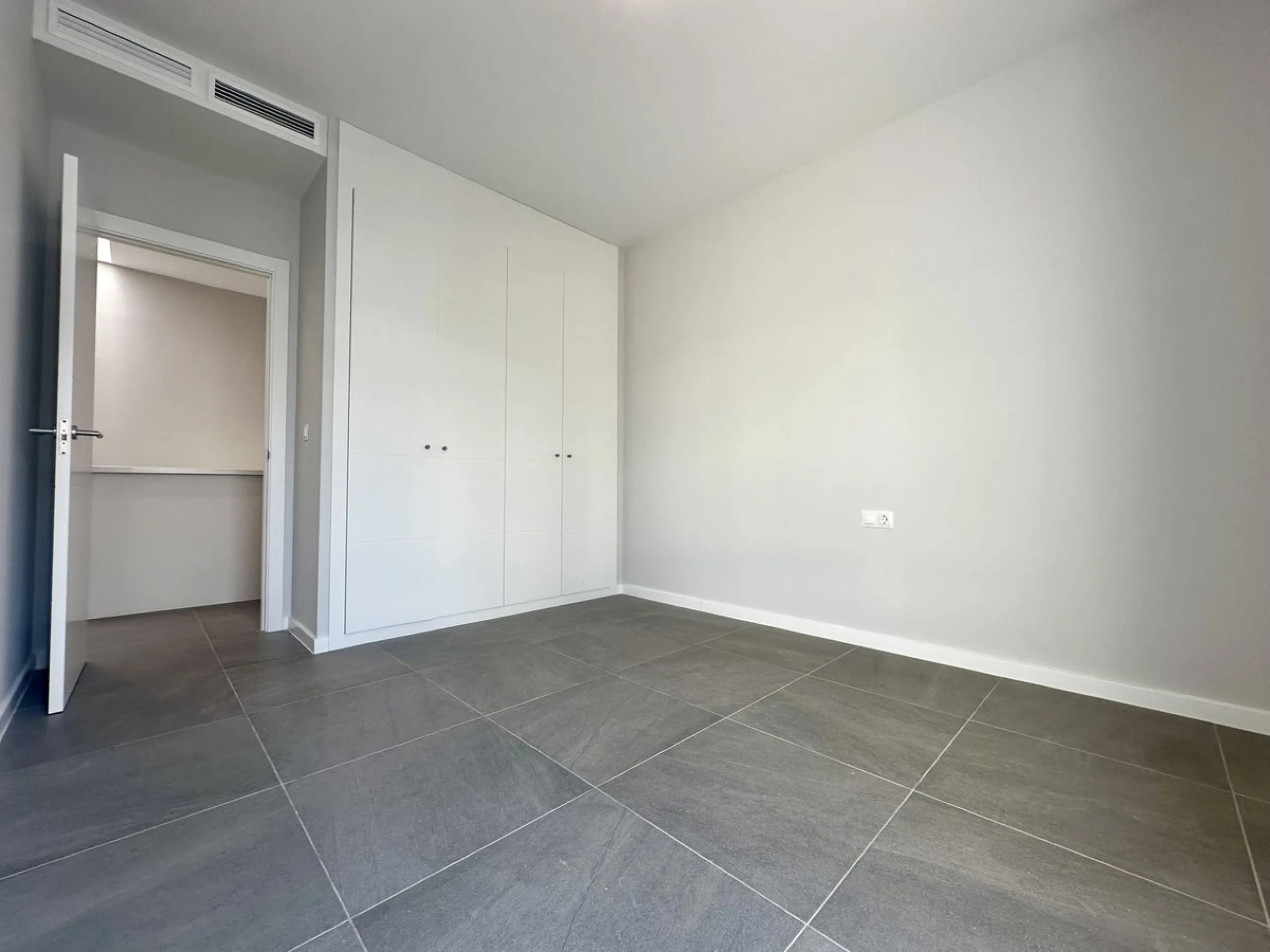 Discover your dream home in this stunning semi-detached house located in the beautiful Riviera del Sol. This new construction boasts a south-facing orientation with breathtaking sea views, featuring 4 spacious bedrooms and 3 modern bathrooms. Enjoy the lu