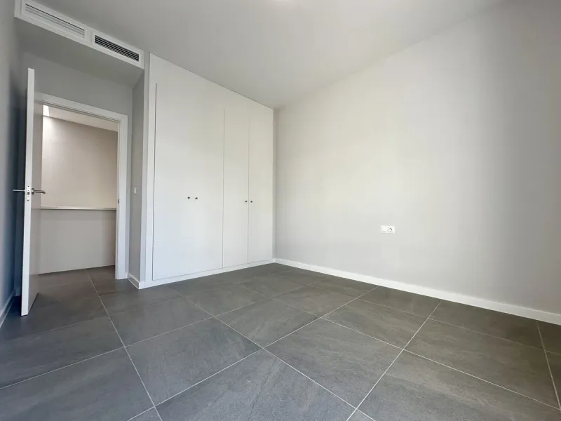 Discover your dream home in this stunning semi-detached house located in the beautiful Riviera del Sol. This new construction boasts a south-facing orientation with breathtaking sea views, featuring 4 spacious bedrooms and 3 modern bathrooms. Enjoy the lu