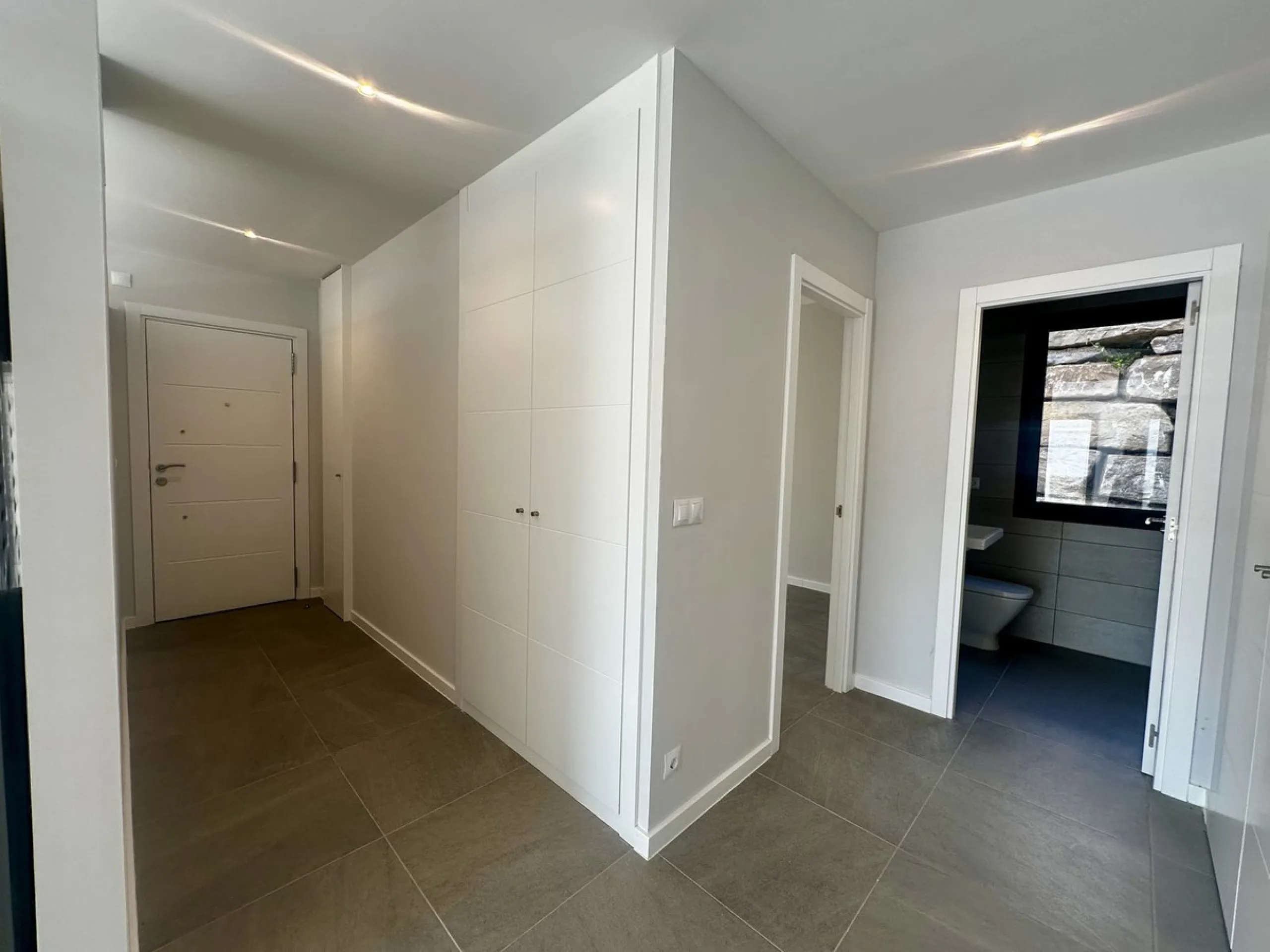 Discover your dream home in this stunning semi-detached house located in the beautiful Riviera del Sol. This new construction boasts a south-facing orientation with breathtaking sea views, featuring 4 spacious bedrooms and 3 modern bathrooms. Enjoy the lu