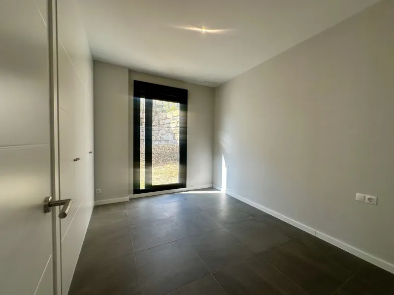 Discover your dream home in this stunning semi-detached house located in the beautiful Riviera del Sol. This new construction boasts a south-facing orientation with breathtaking sea views, featuring 4 spacious bedrooms and 3 modern bathrooms. Enjoy the lu