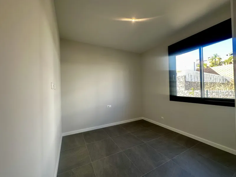 Discover your dream home in this stunning semi-detached house located in the beautiful Riviera del Sol. This new construction boasts a south-facing orientation with breathtaking sea views, featuring 4 spacious bedrooms and 3 modern bathrooms. Enjoy the lu