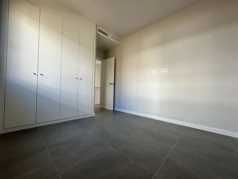Discover your dream home in this stunning semi-detached house located in the beautiful Riviera del Sol. This new construction boasts a south-facing orientation with breathtaking sea views, featuring 4 spacious bedrooms and 3 modern bathrooms. Enjoy the lu