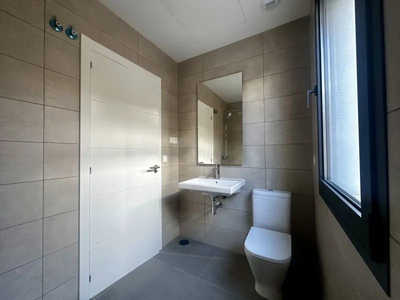 Discover your dream home in this stunning semi-detached house located in the beautiful Riviera del Sol. This new construction boasts a south-facing orientation with breathtaking sea views, featuring 4 spacious bedrooms and 3 modern bathrooms. Enjoy the lu